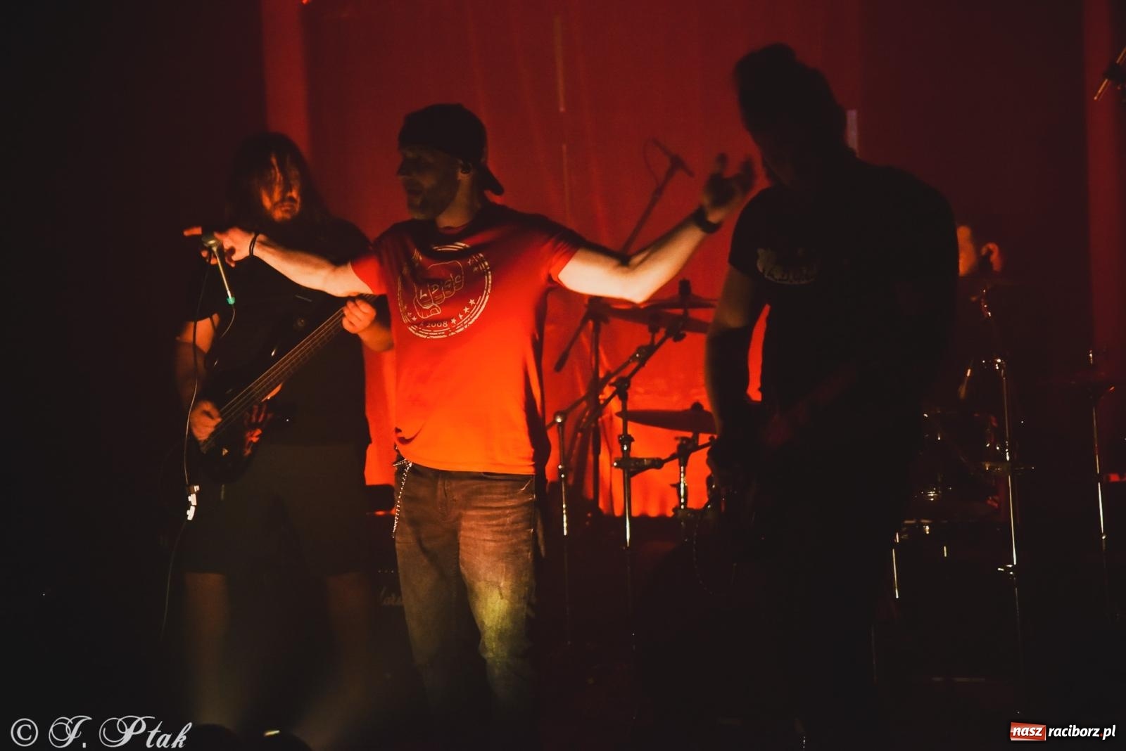 Zdjęcie w galerii na portalu naszraciborz.pl: Rockowe brzmienia w Raciborzu. Fantom zagrał w Tęczowej wiadomości z regionu