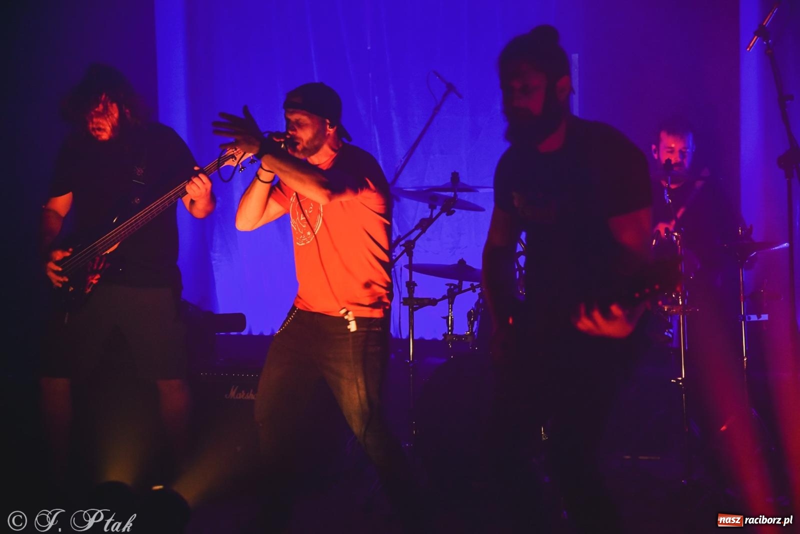 Zdjęcie w galerii na portalu naszraciborz.pl: Rockowe brzmienia w Raciborzu. Fantom zagrał w Tęczowej wiadomości z regionu