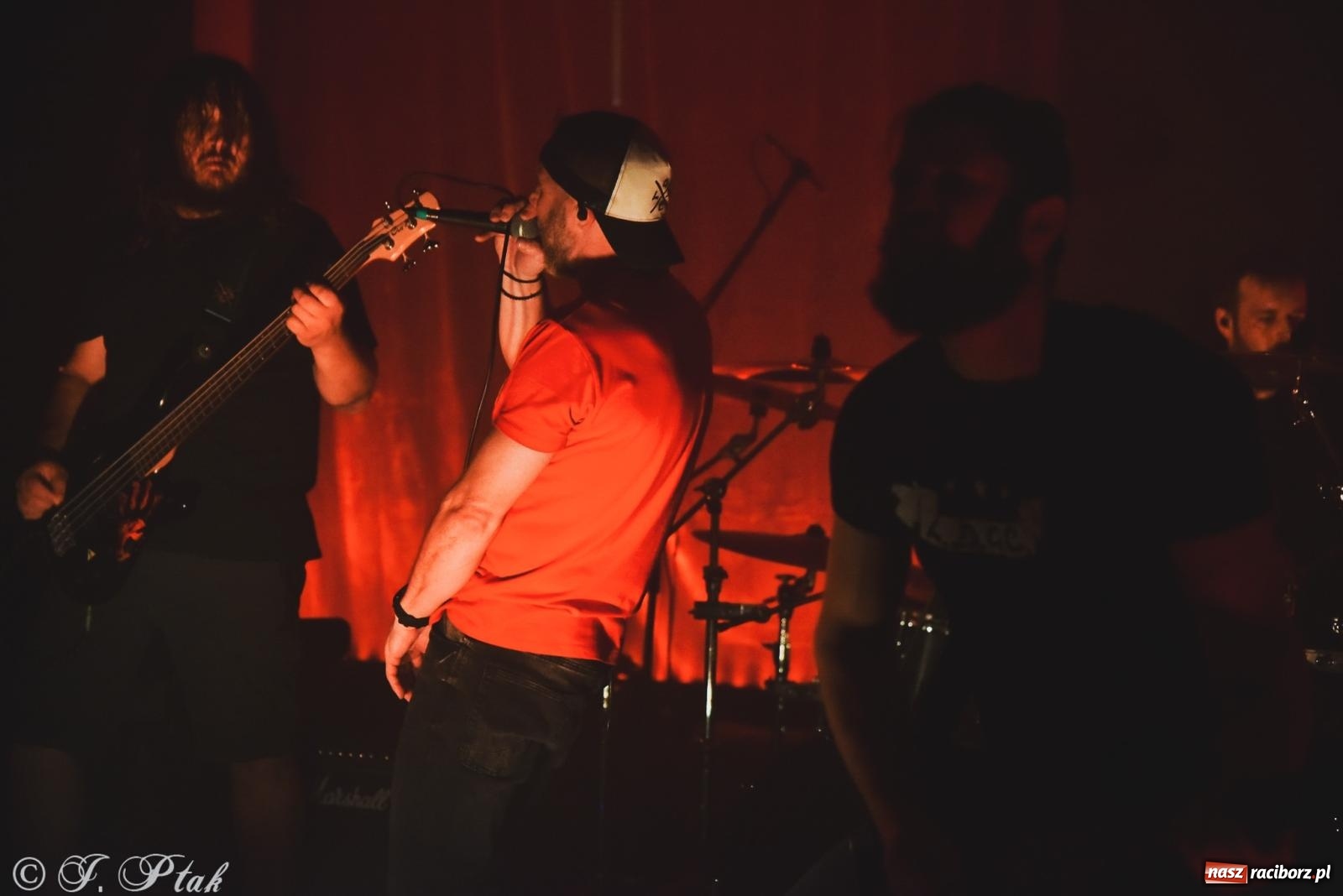 Zdjęcie w galerii na portalu naszraciborz.pl: Rockowe brzmienia w Raciborzu. Fantom zagrał w Tęczowej wiadomości z regionu