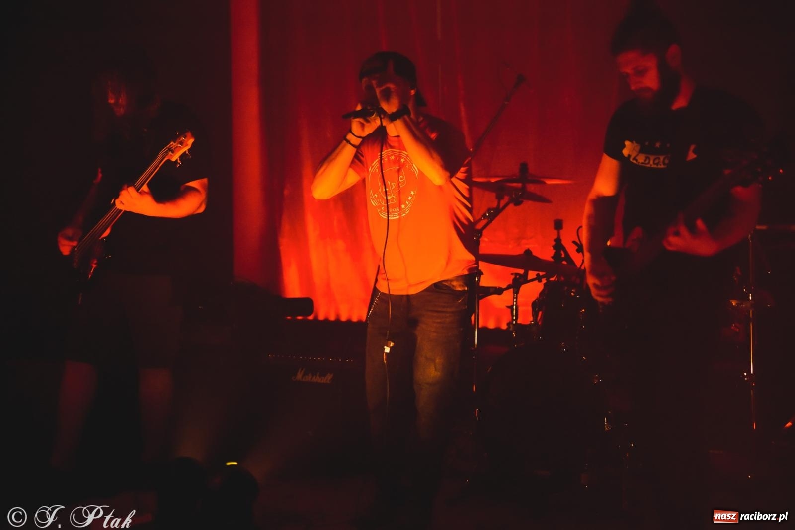 Zdjęcie w galerii na portalu naszraciborz.pl: Rockowe brzmienia w Raciborzu. Fantom zagrał w Tęczowej wiadomości z regionu