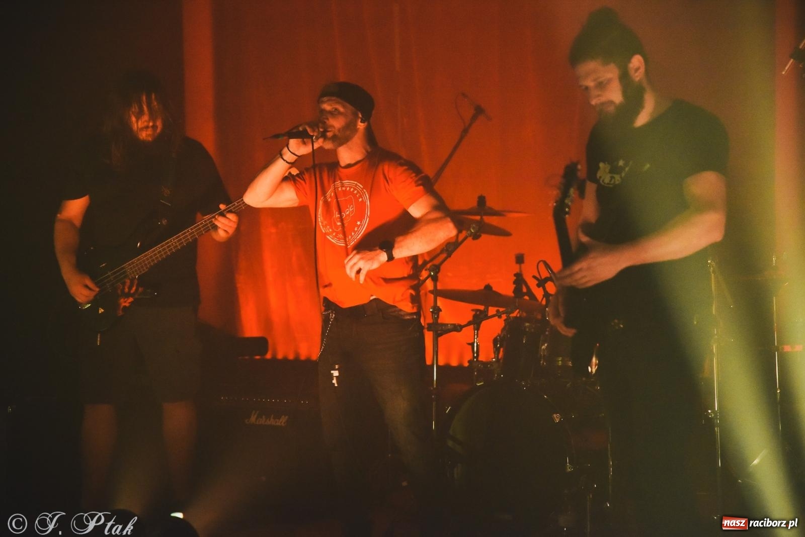 Zdjęcie w galerii na portalu naszraciborz.pl: Rockowe brzmienia w Raciborzu. Fantom zagrał w Tęczowej wiadomości z regionu