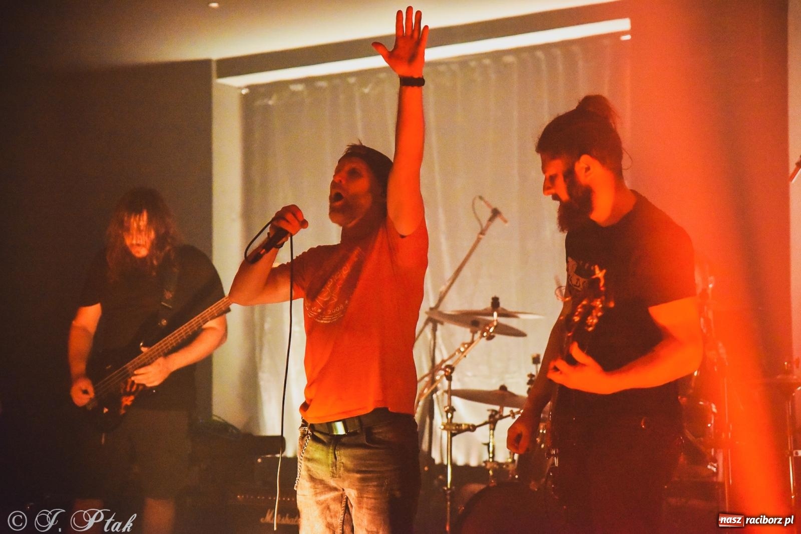 Zdjęcie w galerii na portalu naszraciborz.pl: Rockowe brzmienia w Raciborzu. Fantom zagrał w Tęczowej wiadomości z regionu