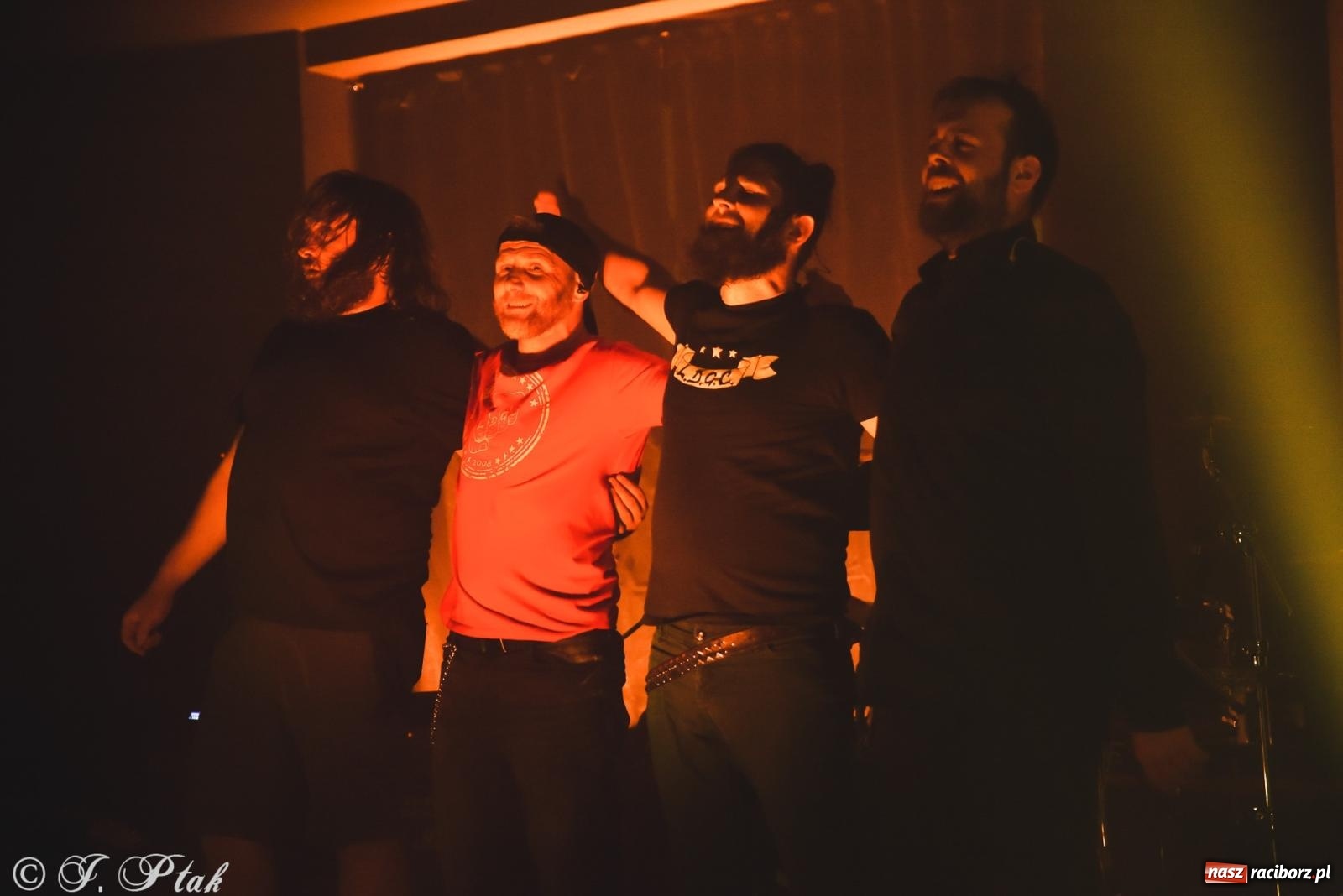 Zdjęcie w galerii na portalu naszraciborz.pl: Rockowe brzmienia w Raciborzu. Fantom zagrał w Tęczowej wiadomości z regionu