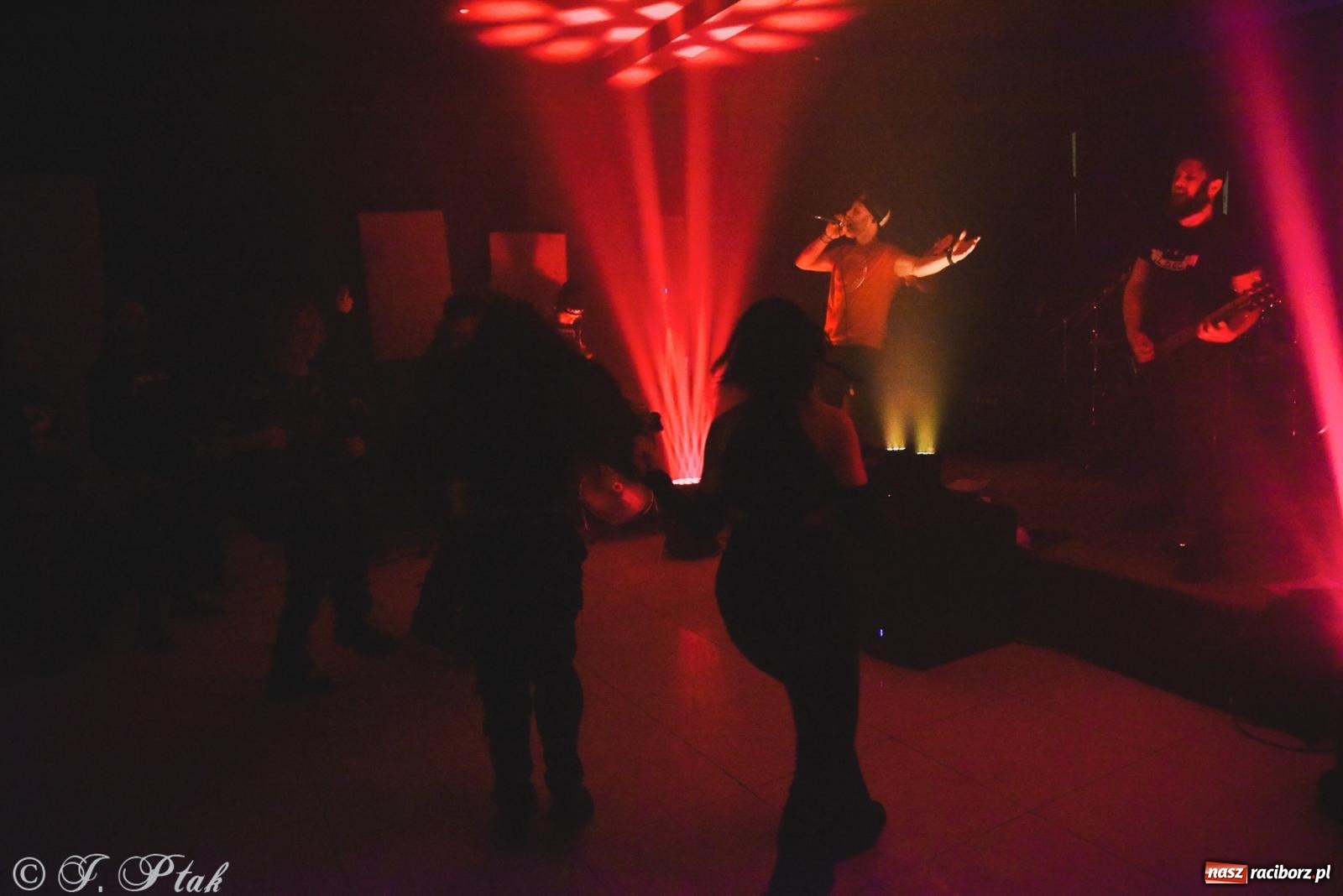 Zdjęcie w galerii na portalu naszraciborz.pl: Rockowe brzmienia w Raciborzu. Fantom zagrał w Tęczowej wiadomości z regionu