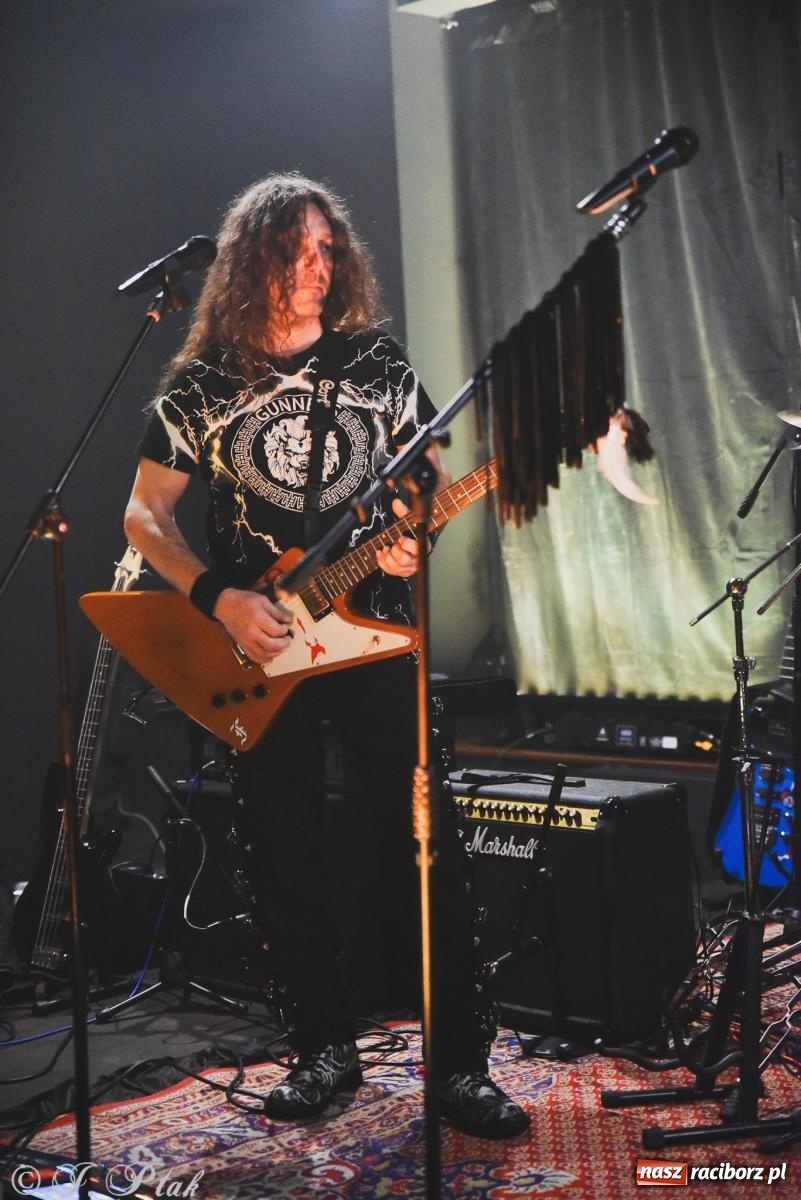 Zdjęcie w galerii na portalu naszraciborz.pl: Rockowe brzmienia w Raciborzu. Fantom zagrał w Tęczowej wiadomości z regionu