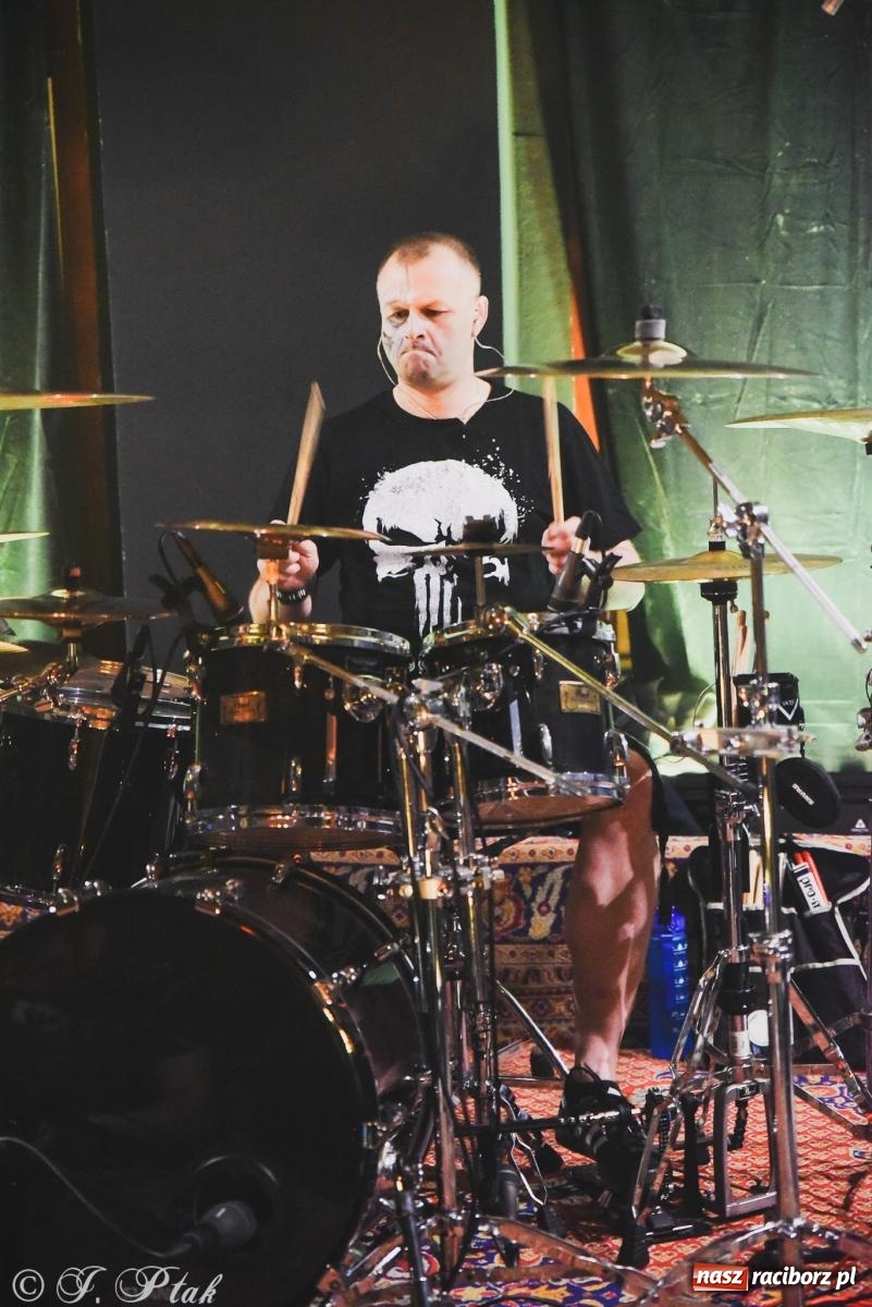 Zdjęcie w galerii na portalu naszraciborz.pl: Rockowe brzmienia w Raciborzu. Fantom zagrał w Tęczowej wiadomości z regionu