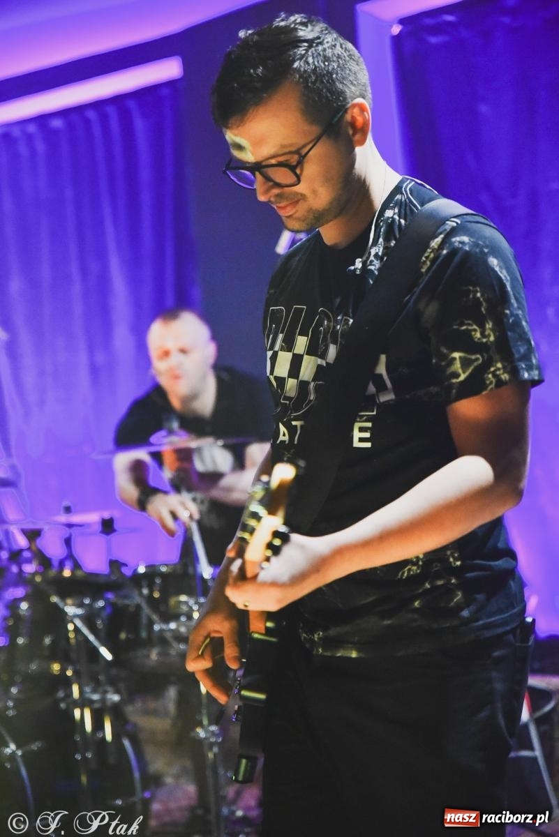 Zdjęcie w galerii na portalu naszraciborz.pl: Rockowe brzmienia w Raciborzu. Fantom zagrał w Tęczowej wiadomości z regionu