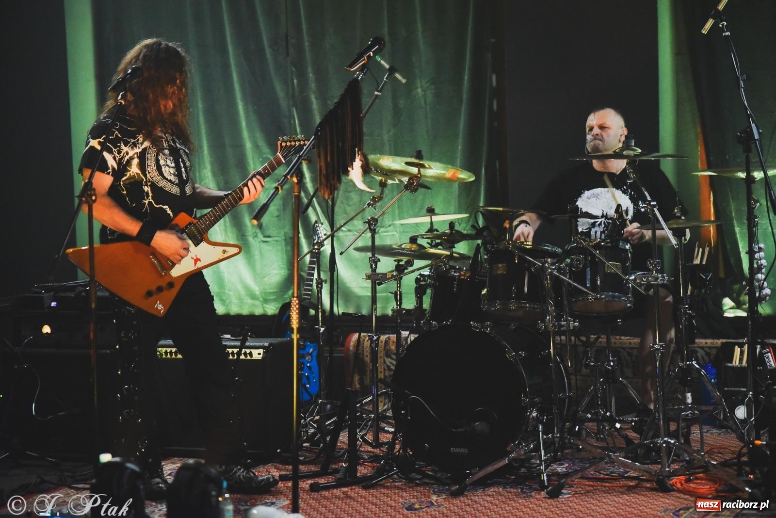 Zdjęcie w galerii na portalu naszraciborz.pl: Rockowe brzmienia w Raciborzu. Fantom zagrał w Tęczowej wiadomości z regionu