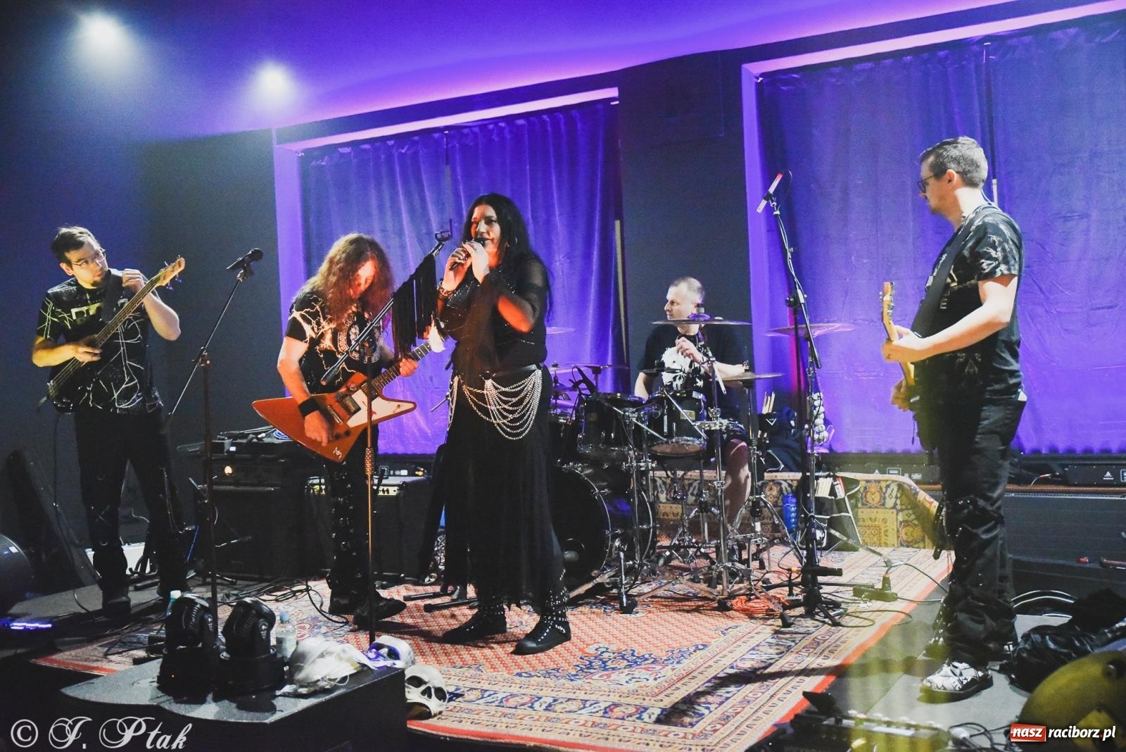 Zdjęcie w galerii na portalu naszraciborz.pl: Rockowe brzmienia w Raciborzu. Fantom zagrał w Tęczowej wiadomości z regionu