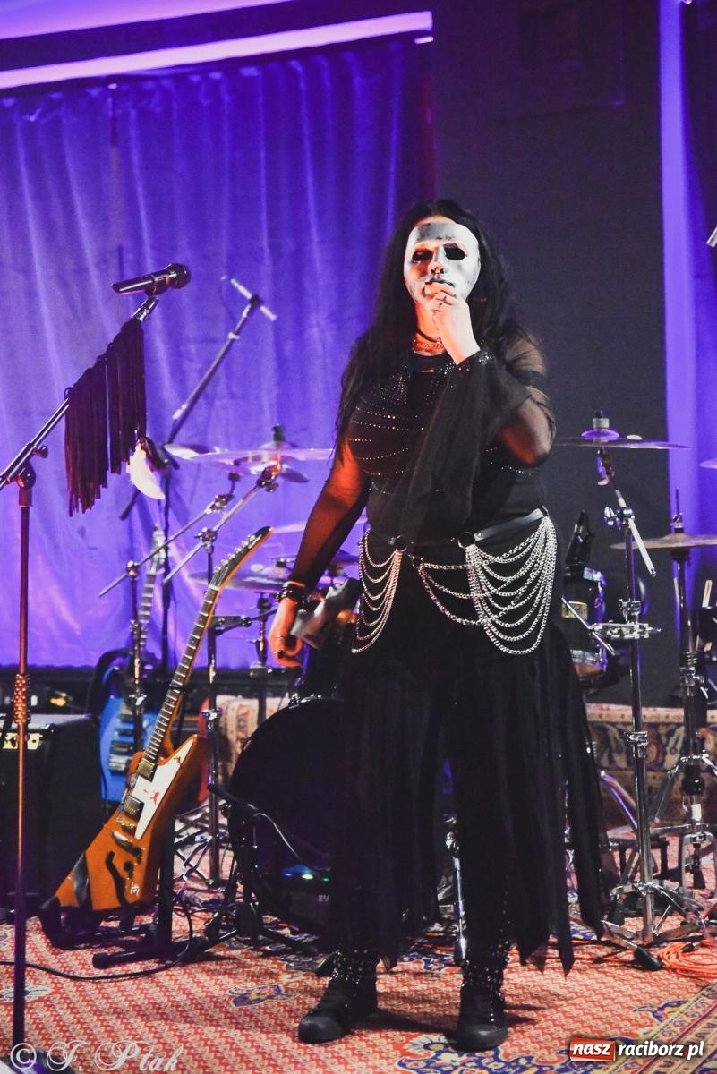 Zdjęcie w galerii na portalu naszraciborz.pl: Rockowe brzmienia w Raciborzu. Fantom zagrał w Tęczowej wiadomości z regionu