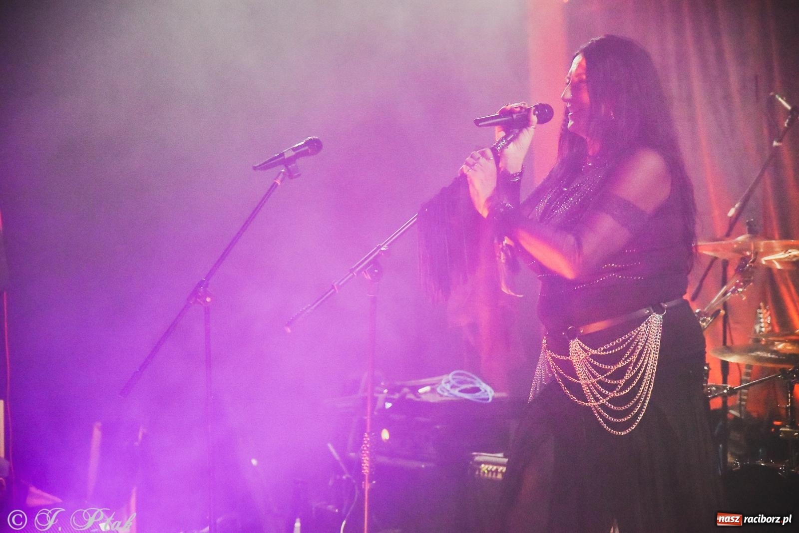 Zdjęcie w galerii na portalu naszraciborz.pl: Rockowe brzmienia w Raciborzu. Fantom zagrał w Tęczowej wiadomości z regionu