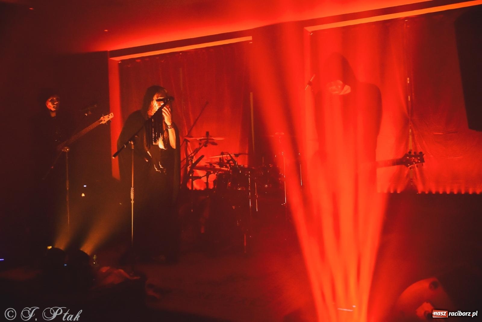 Zdjęcie w galerii na portalu naszraciborz.pl: Rockowe brzmienia w Raciborzu. Fantom zagrał w Tęczowej wiadomości z regionu