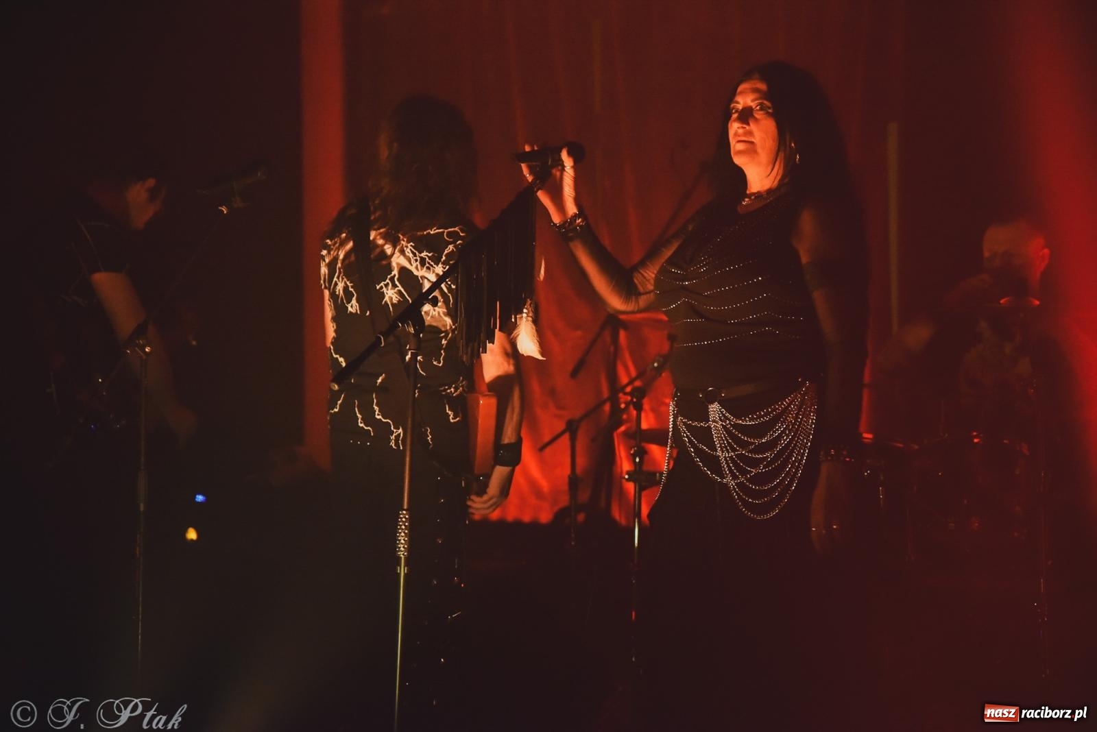 Zdjęcie w galerii na portalu naszraciborz.pl: Rockowe brzmienia w Raciborzu. Fantom zagrał w Tęczowej wiadomości z regionu