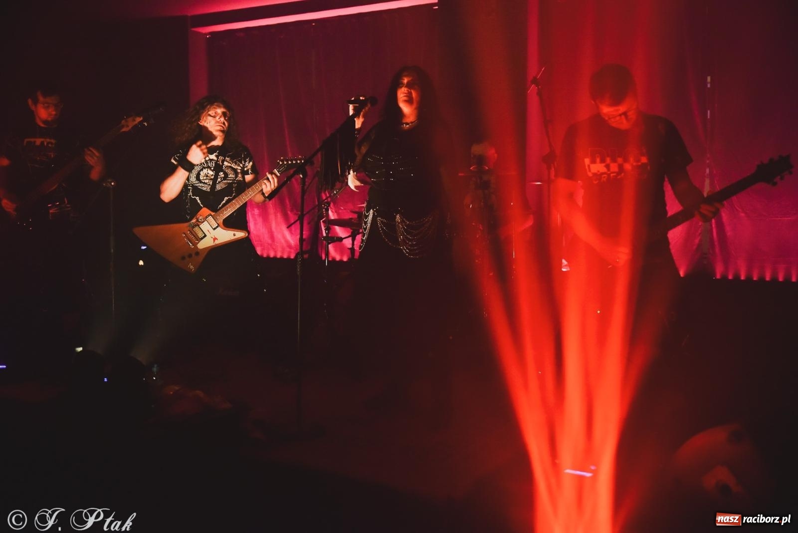 Zdjęcie w galerii na portalu naszraciborz.pl: Rockowe brzmienia w Raciborzu. Fantom zagrał w Tęczowej wiadomości z regionu