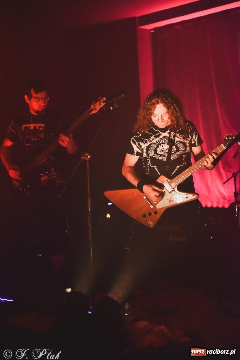 Zdjęcie w galerii na portalu naszraciborz.pl: Rockowe brzmienia w Raciborzu. Fantom zagrał w Tęczowej wiadomości z regionu