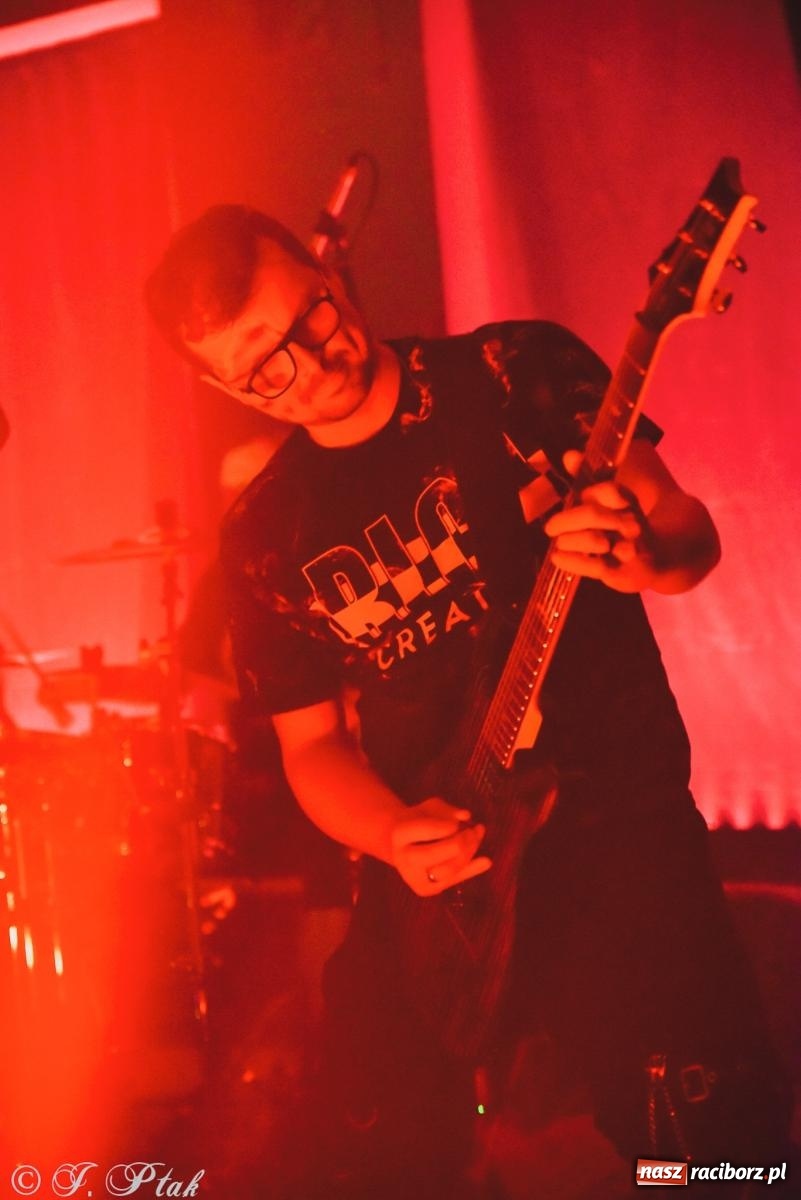 Zdjęcie w galerii na portalu naszraciborz.pl: Rockowe brzmienia w Raciborzu. Fantom zagrał w Tęczowej wiadomości z regionu