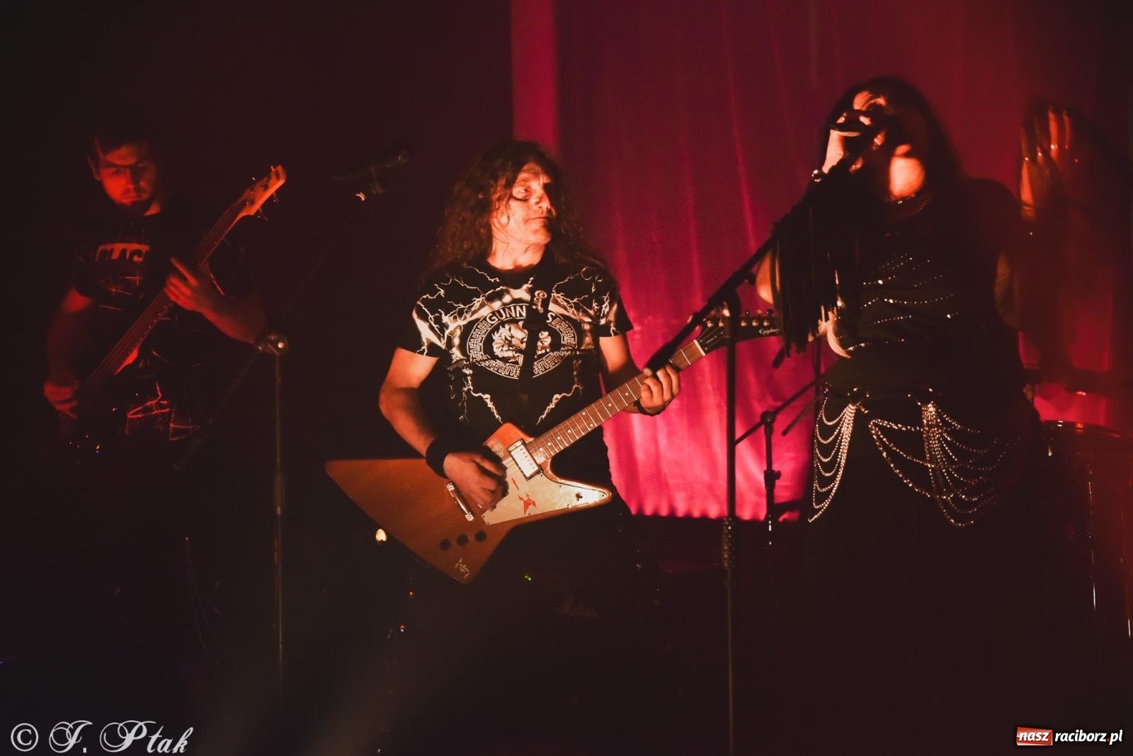 Zdjęcie w galerii na portalu naszraciborz.pl: Rockowe brzmienia w Raciborzu. Fantom zagrał w Tęczowej wiadomości z regionu