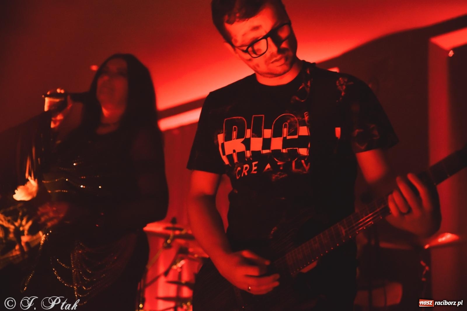 Zdjęcie w galerii na portalu naszraciborz.pl: Rockowe brzmienia w Raciborzu. Fantom zagrał w Tęczowej wiadomości z regionu