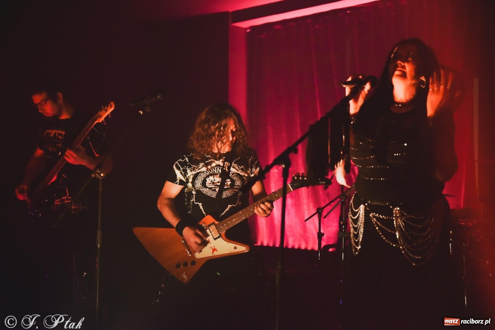 Zdjęcie w galerii na portalu naszraciborz.pl: Rockowe brzmienia w Raciborzu. Fantom zagrał w Tęczowej wiadomości z regionu