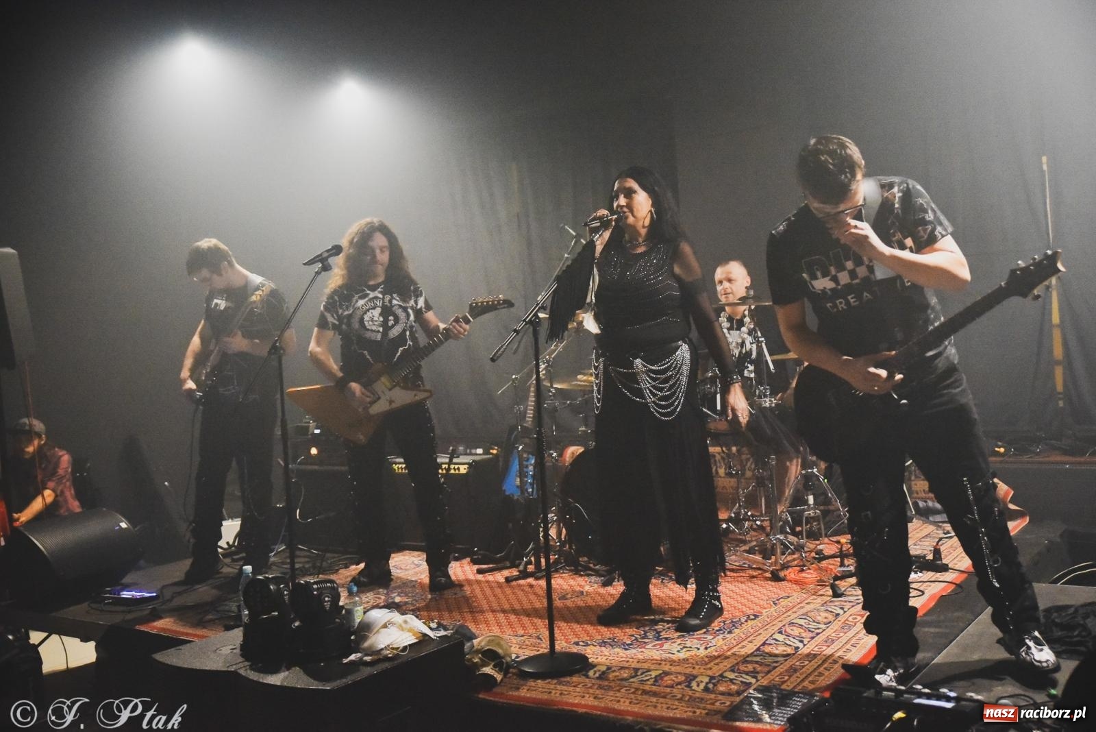 Zdjęcie w galerii na portalu naszraciborz.pl: Rockowe brzmienia w Raciborzu. Fantom zagrał w Tęczowej wiadomości z regionu