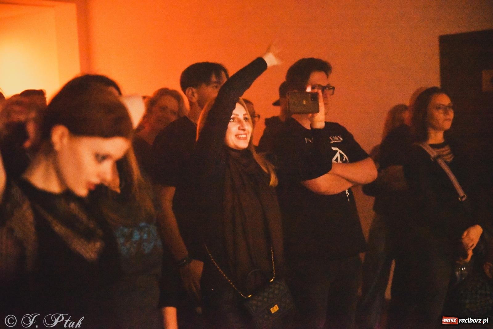 Zdjęcie w galerii na portalu naszraciborz.pl: Rockowe brzmienia w Raciborzu. Fantom zagrał w Tęczowej wiadomości z regionu