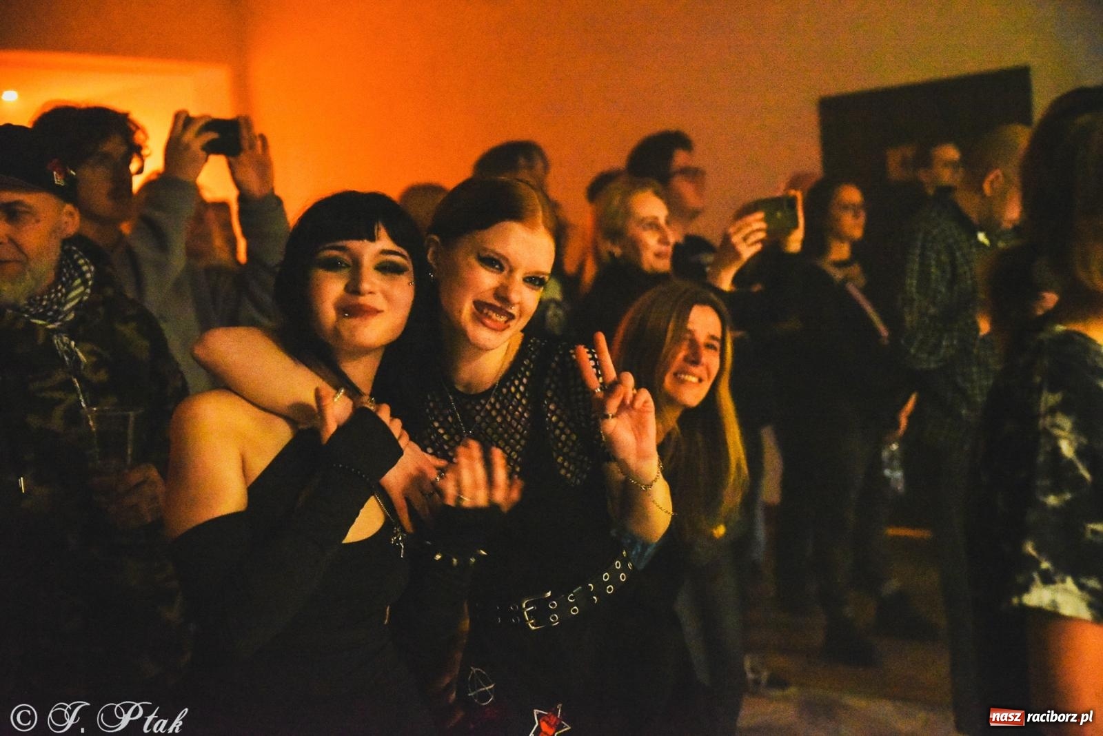 Zdjęcie w galerii na portalu naszraciborz.pl: Rockowe brzmienia w Raciborzu. Fantom zagrał w Tęczowej wiadomości z regionu