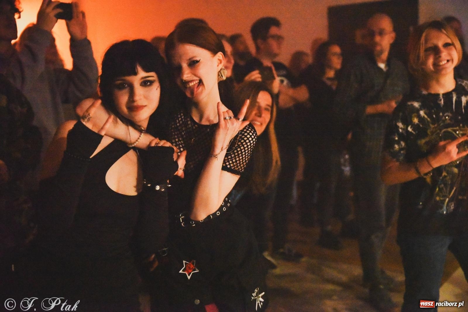 Zdjęcie w galerii na portalu naszraciborz.pl: Rockowe brzmienia w Raciborzu. Fantom zagrał w Tęczowej wiadomości z regionu