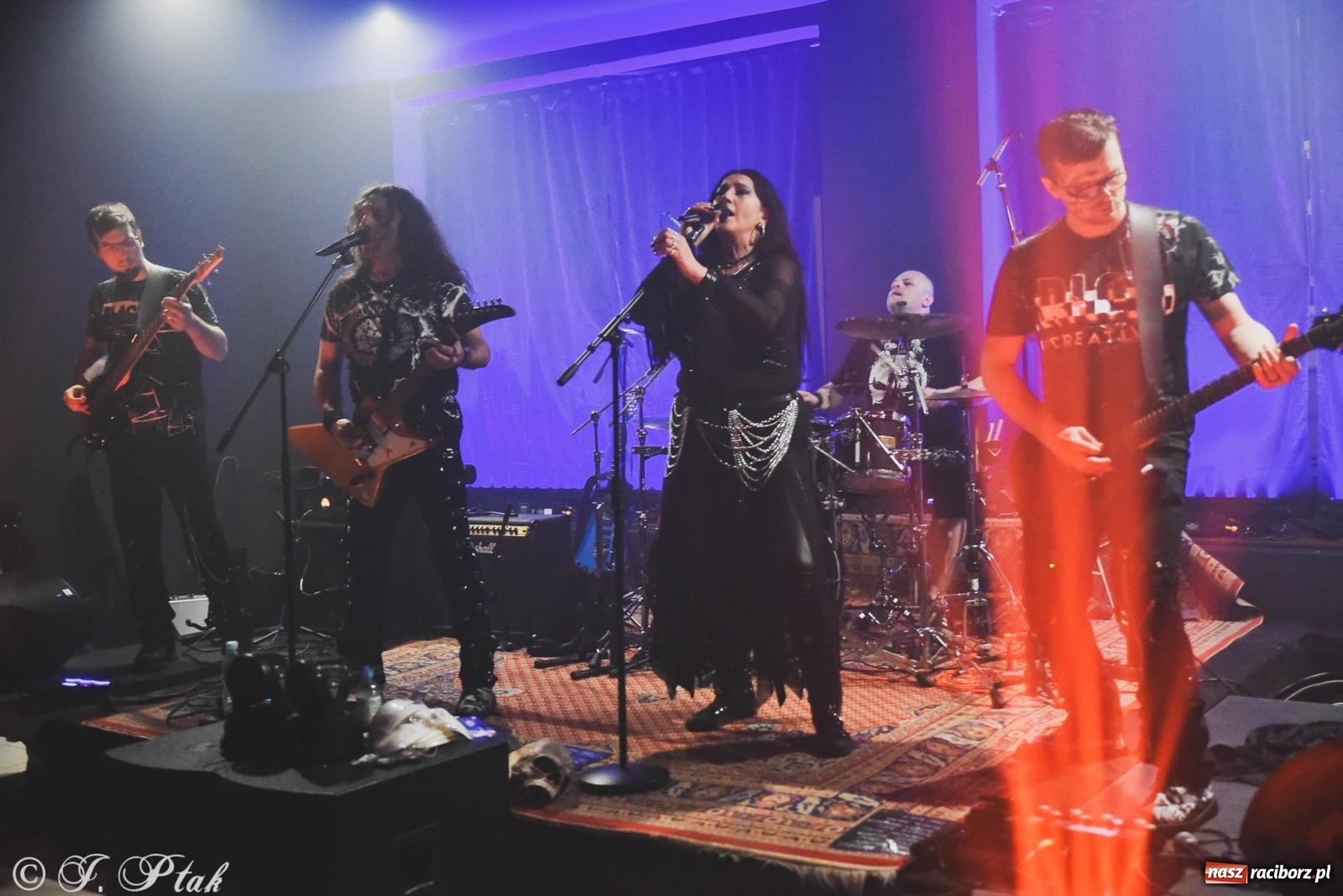 Zdjęcie w galerii na portalu naszraciborz.pl: Rockowe brzmienia w Raciborzu. Fantom zagrał w Tęczowej wiadomości z regionu