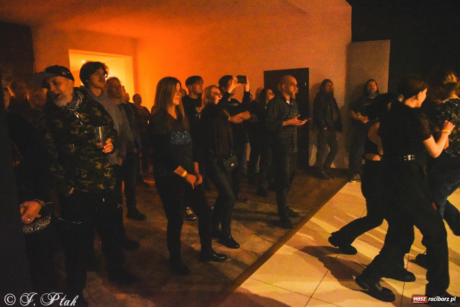 Zdjęcie w galerii na portalu naszraciborz.pl: Rockowe brzmienia w Raciborzu. Fantom zagrał w Tęczowej wiadomości z regionu