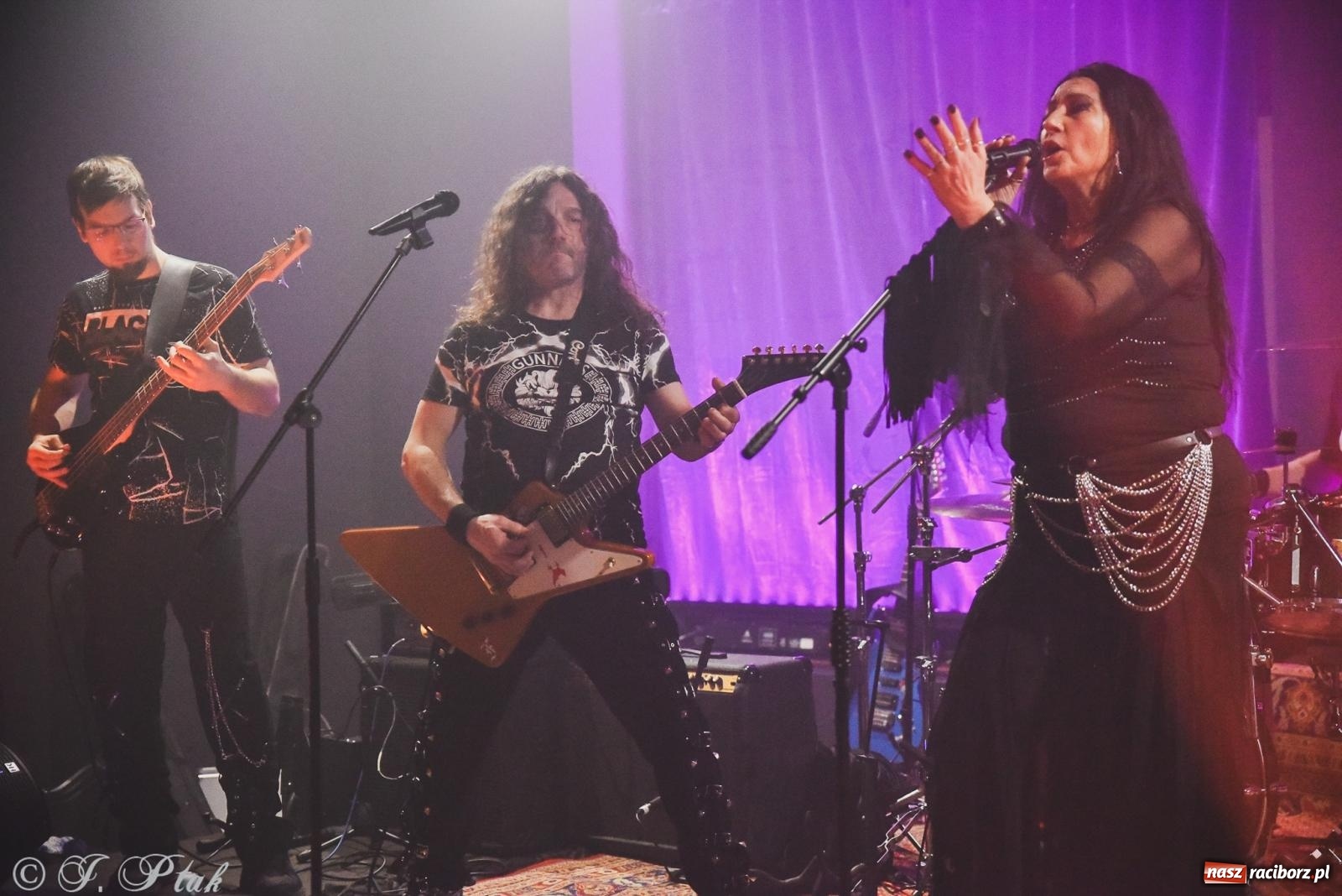 Zdjęcie w galerii na portalu naszraciborz.pl: Rockowe brzmienia w Raciborzu. Fantom zagrał w Tęczowej wiadomości z regionu