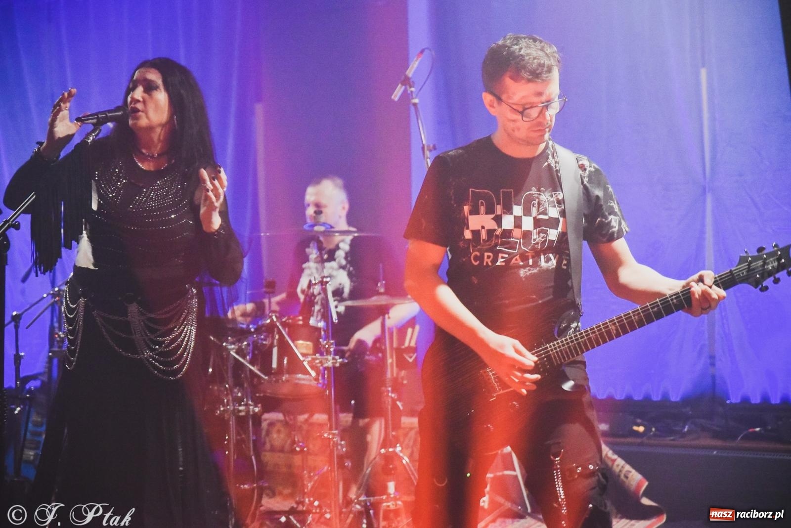 Zdjęcie w galerii na portalu naszraciborz.pl: Rockowe brzmienia w Raciborzu. Fantom zagrał w Tęczowej wiadomości z regionu