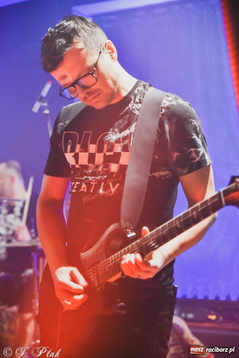 Zdjęcie w galerii na portalu naszraciborz.pl: Rockowe brzmienia w Raciborzu. Fantom zagrał w Tęczowej wiadomości z regionu