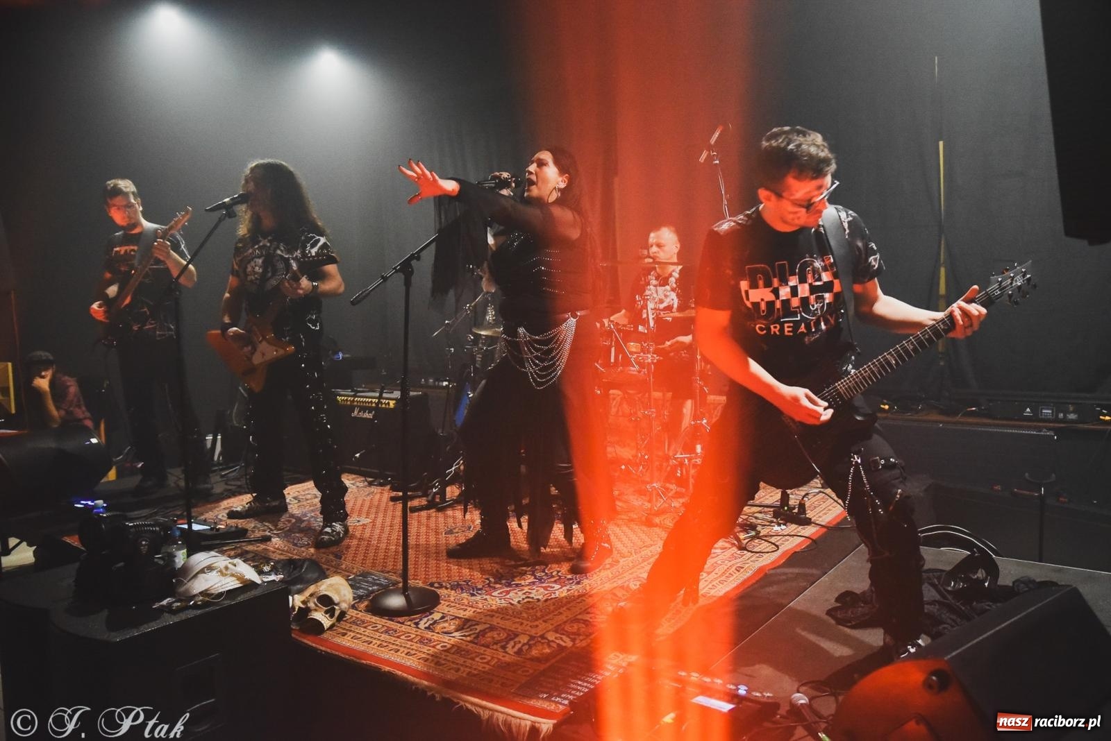 Zdjęcie w galerii na portalu naszraciborz.pl: Rockowe brzmienia w Raciborzu. Fantom zagrał w Tęczowej wiadomości z regionu