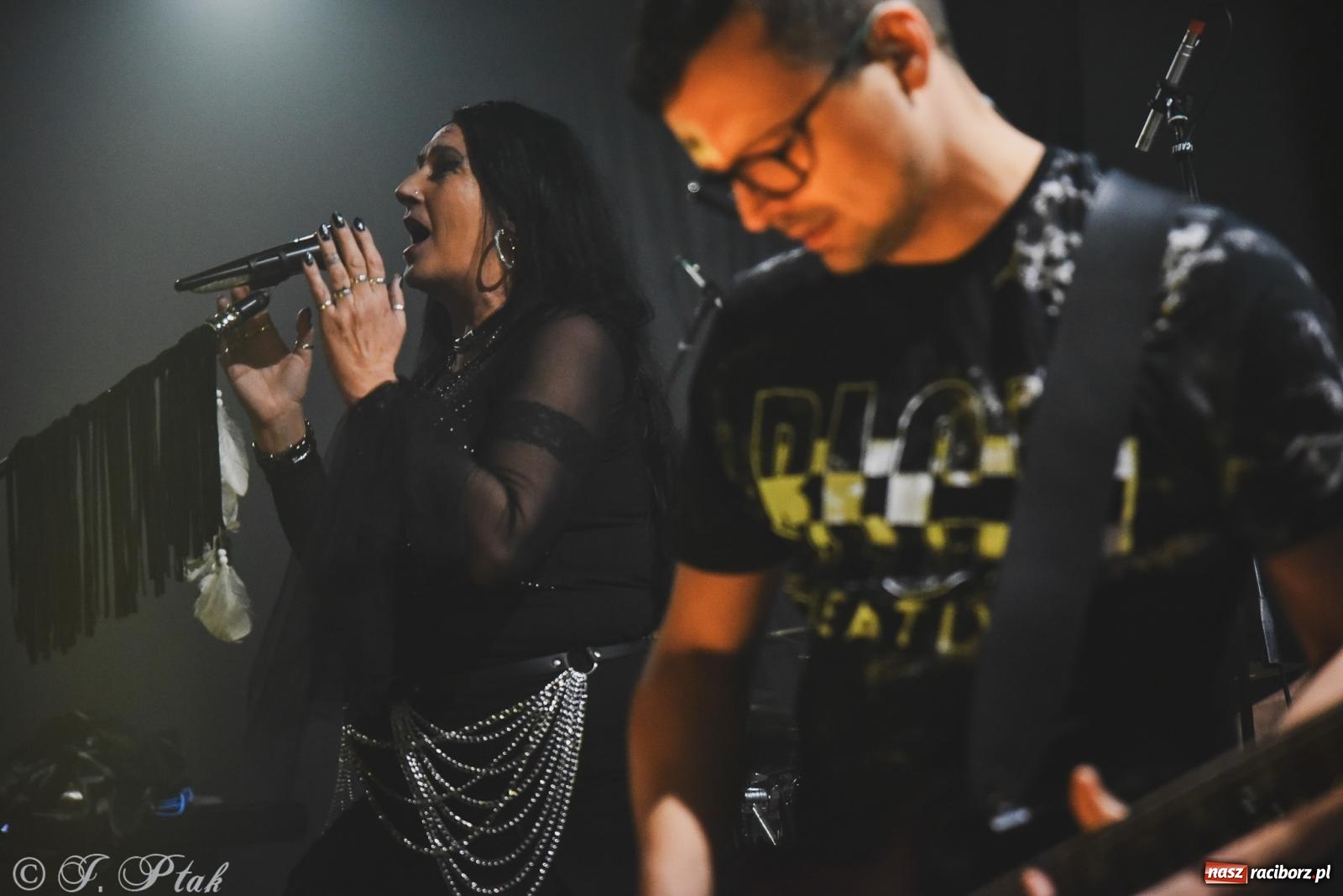 Zdjęcie w galerii na portalu naszraciborz.pl: Rockowe brzmienia w Raciborzu. Fantom zagrał w Tęczowej wiadomości z regionu