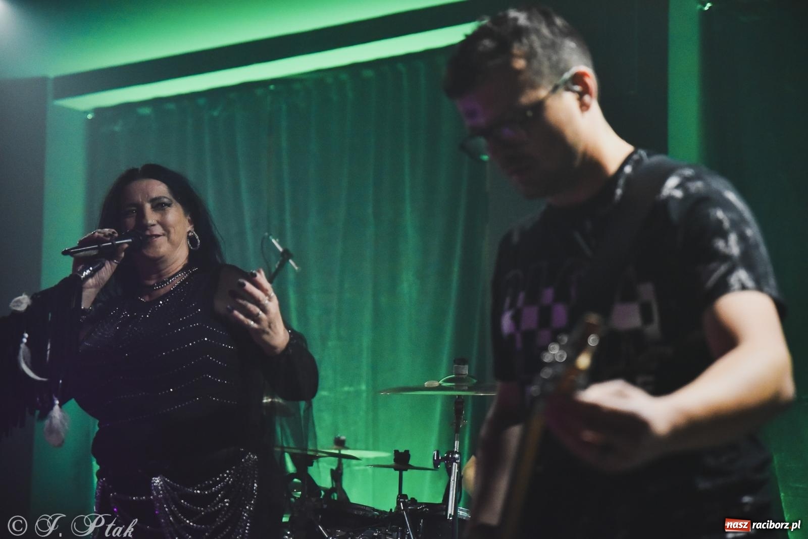 Zdjęcie w galerii na portalu naszraciborz.pl: Rockowe brzmienia w Raciborzu. Fantom zagrał w Tęczowej wiadomości z regionu