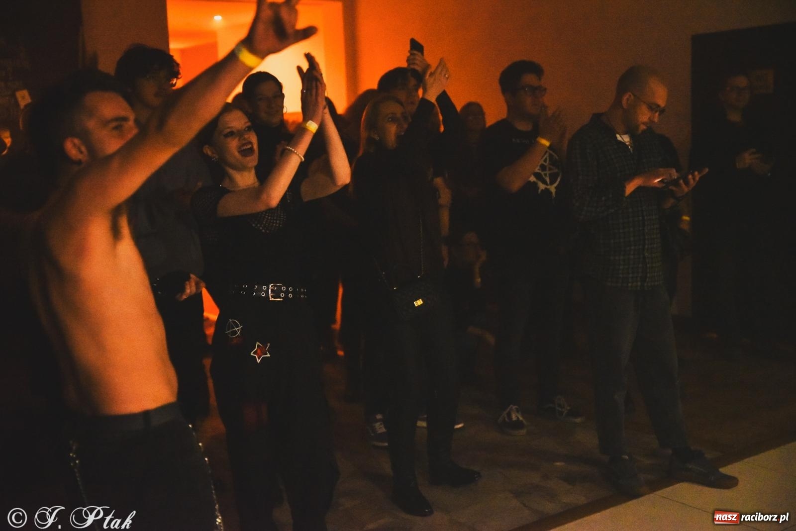 Zdjęcie w galerii na portalu naszraciborz.pl: Rockowe brzmienia w Raciborzu. Fantom zagrał w Tęczowej wiadomości z regionu