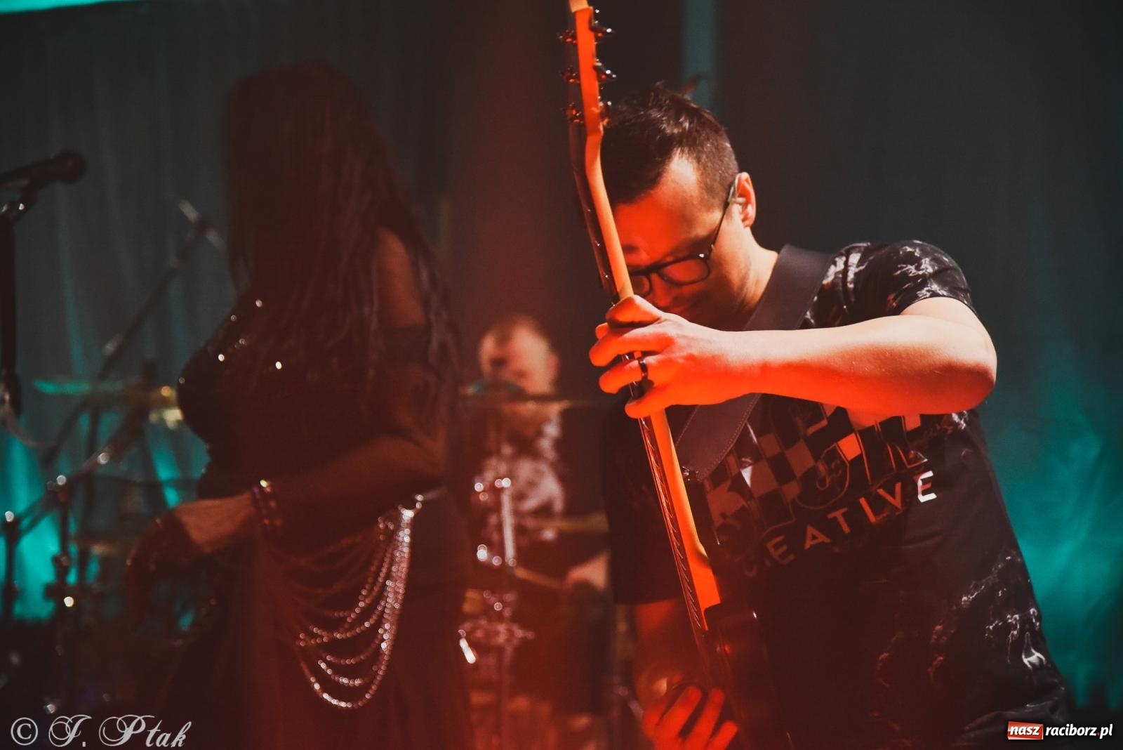 Zdjęcie w galerii na portalu naszraciborz.pl: Rockowe brzmienia w Raciborzu. Fantom zagrał w Tęczowej wiadomości z regionu