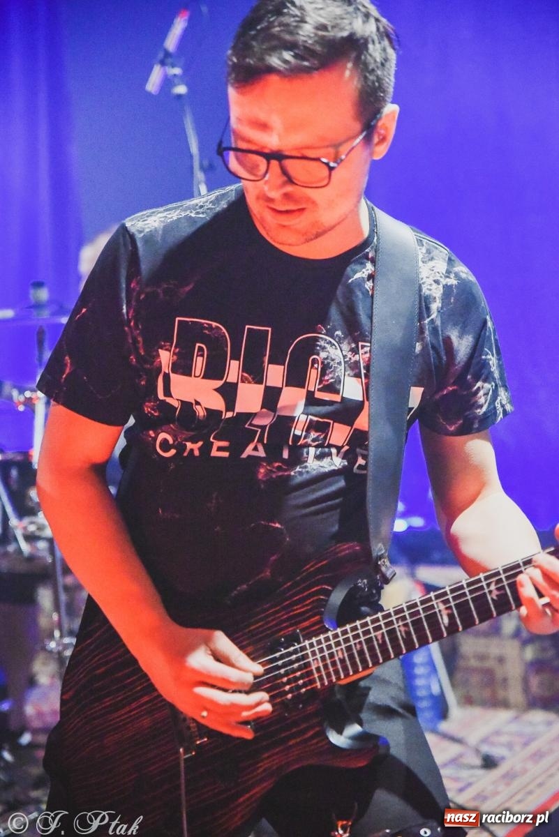 Zdjęcie w galerii na portalu naszraciborz.pl: Rockowe brzmienia w Raciborzu. Fantom zagrał w Tęczowej wiadomości z regionu