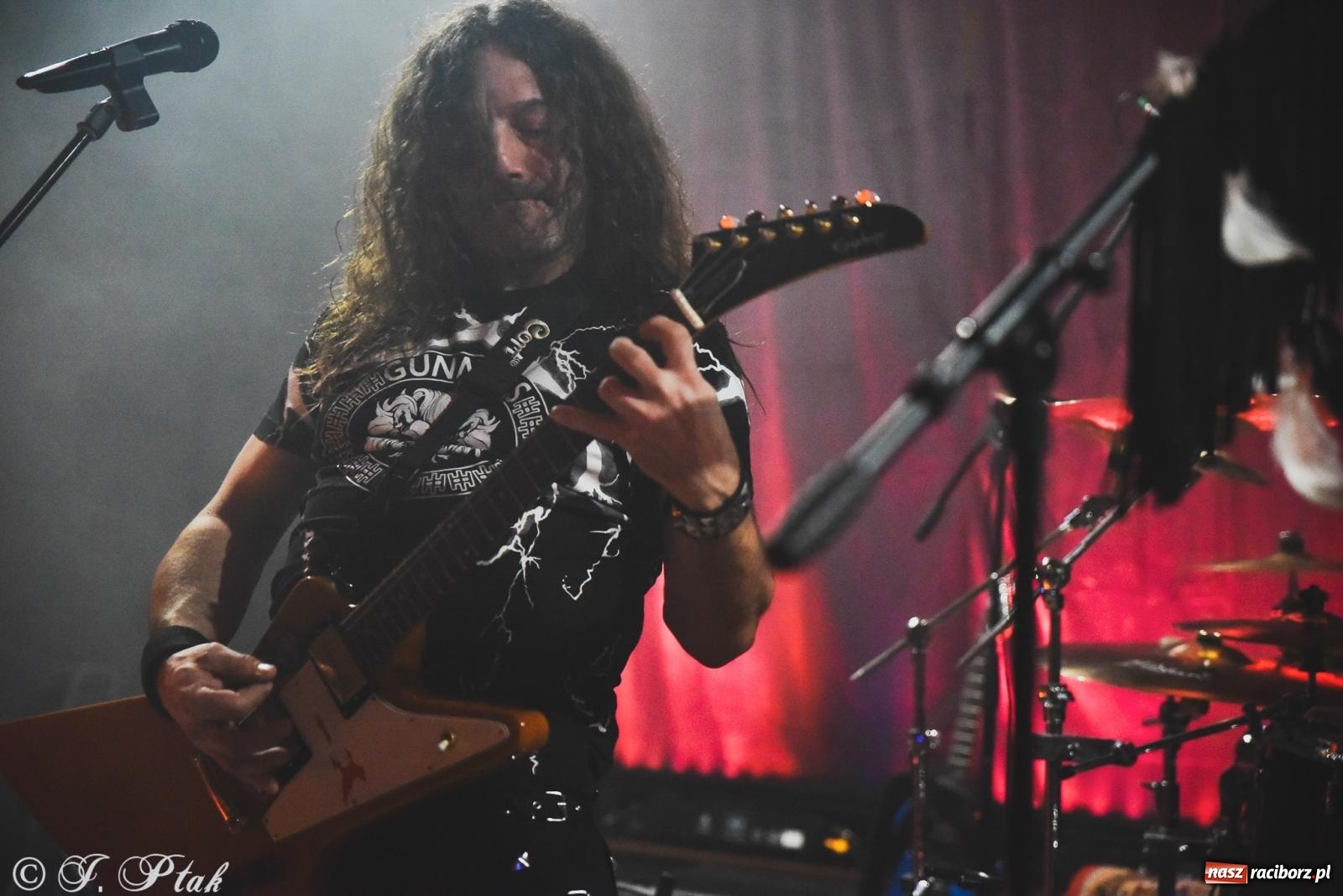 Zdjęcie w galerii na portalu naszraciborz.pl: Rockowe brzmienia w Raciborzu. Fantom zagrał w Tęczowej wiadomości z regionu