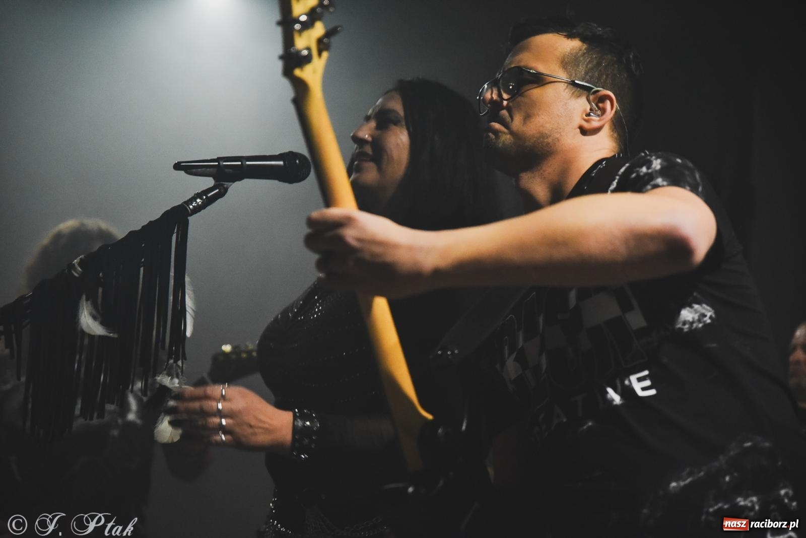 Zdjęcie w galerii na portalu naszraciborz.pl: Rockowe brzmienia w Raciborzu. Fantom zagrał w Tęczowej wiadomości z regionu