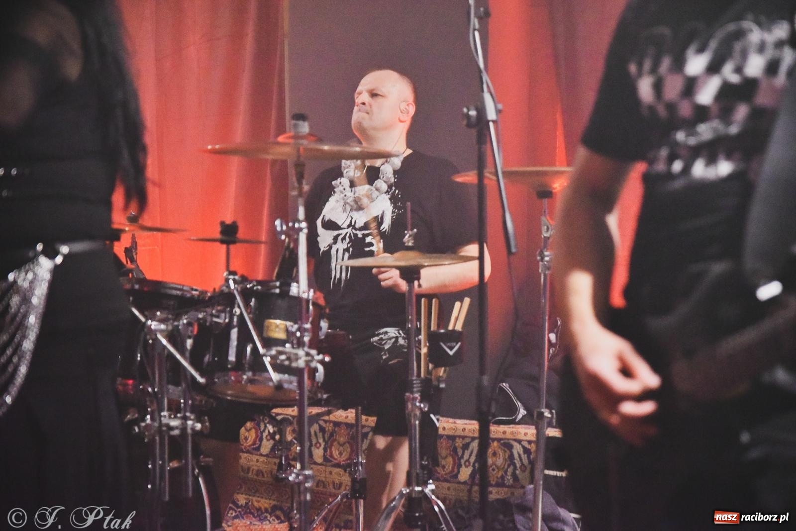 Zdjęcie w galerii na portalu naszraciborz.pl: Rockowe brzmienia w Raciborzu. Fantom zagrał w Tęczowej wiadomości z regionu