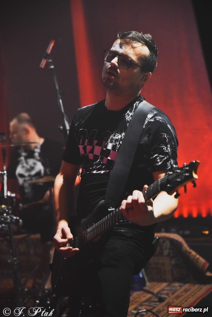 Zdjęcie w galerii na portalu naszraciborz.pl: Rockowe brzmienia w Raciborzu. Fantom zagrał w Tęczowej wiadomości z regionu