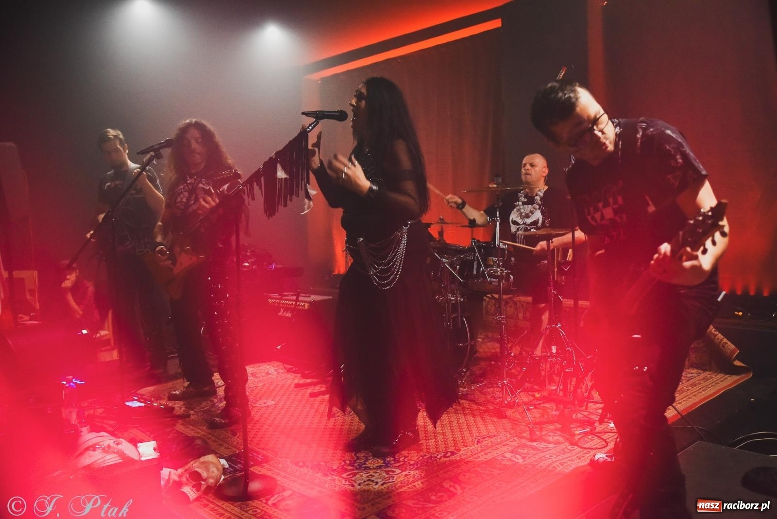 Zdjęcie w galerii na portalu naszraciborz.pl: Rockowe brzmienia w Raciborzu. Fantom zagrał w Tęczowej wiadomości z regionu