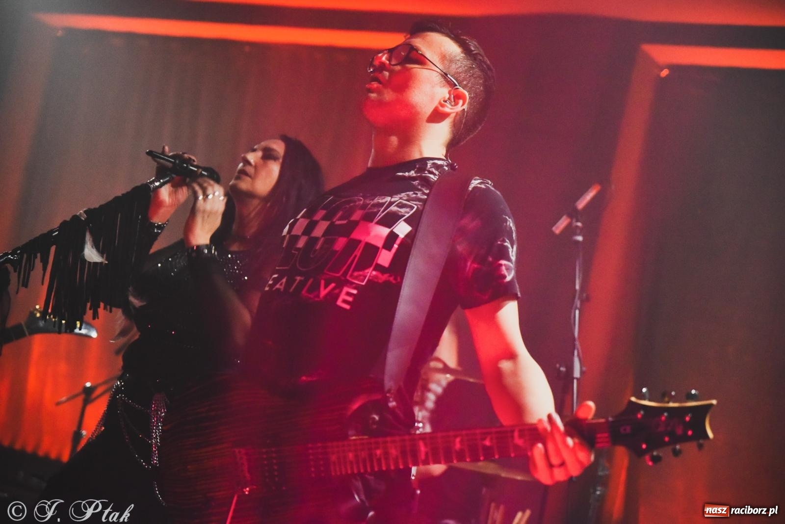 Zdjęcie w galerii na portalu naszraciborz.pl: Rockowe brzmienia w Raciborzu. Fantom zagrał w Tęczowej wiadomości z regionu