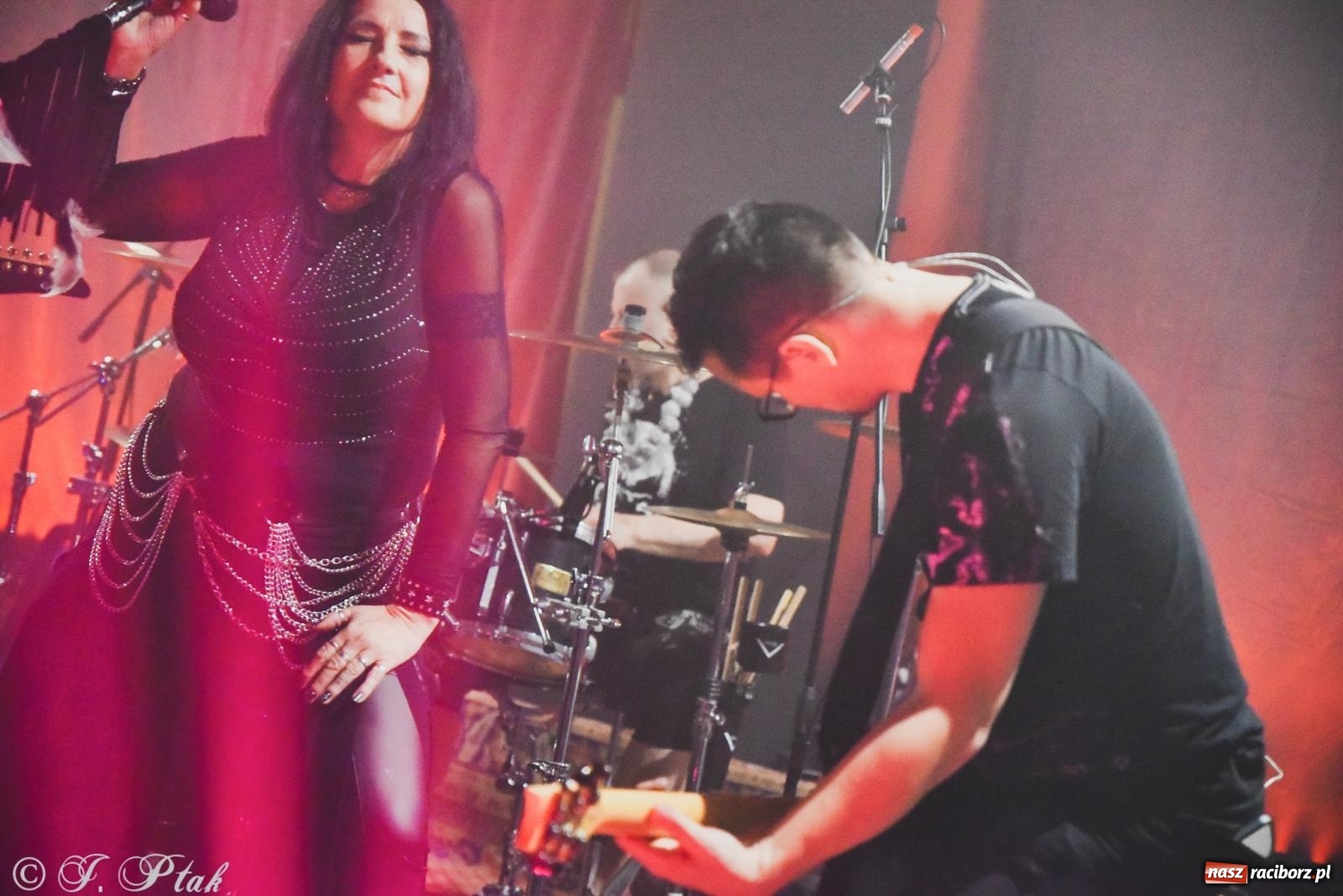 Zdjęcie w galerii na portalu naszraciborz.pl: Rockowe brzmienia w Raciborzu. Fantom zagrał w Tęczowej wiadomości z regionu