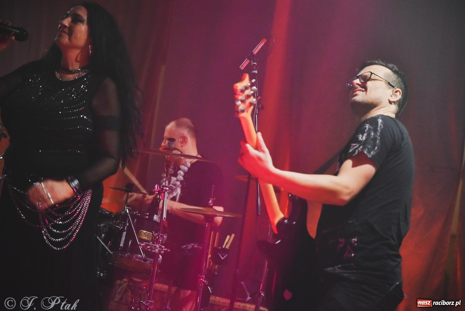 Zdjęcie w galerii na portalu naszraciborz.pl: Rockowe brzmienia w Raciborzu. Fantom zagrał w Tęczowej wiadomości z regionu