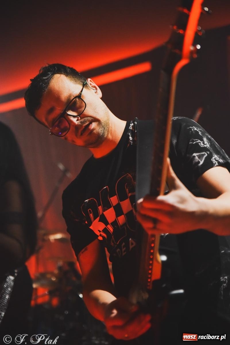 Zdjęcie w galerii na portalu naszraciborz.pl: Rockowe brzmienia w Raciborzu. Fantom zagrał w Tęczowej wiadomości z regionu