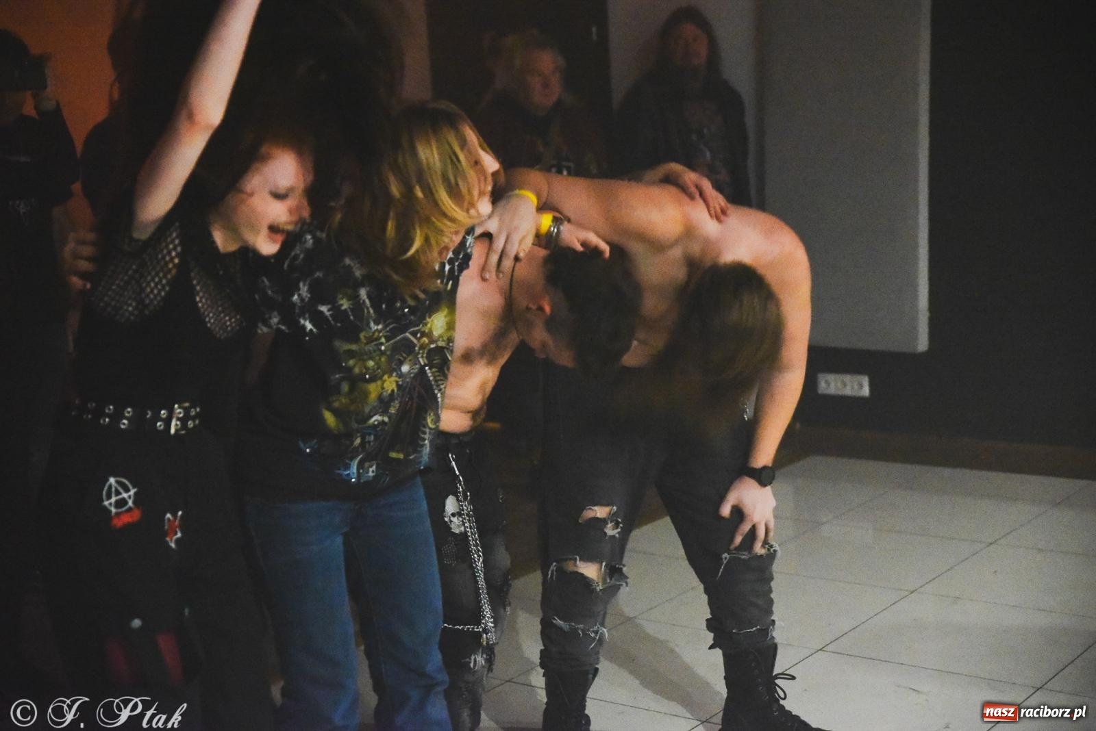 Zdjęcie w galerii na portalu naszraciborz.pl: Rockowe brzmienia w Raciborzu. Fantom zagrał w Tęczowej wiadomości z regionu