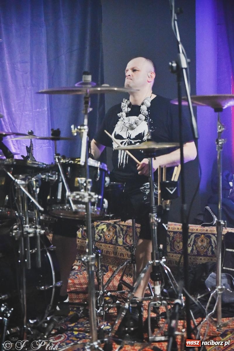 Zdjęcie w galerii na portalu naszraciborz.pl: Rockowe brzmienia w Raciborzu. Fantom zagrał w Tęczowej wiadomości z regionu