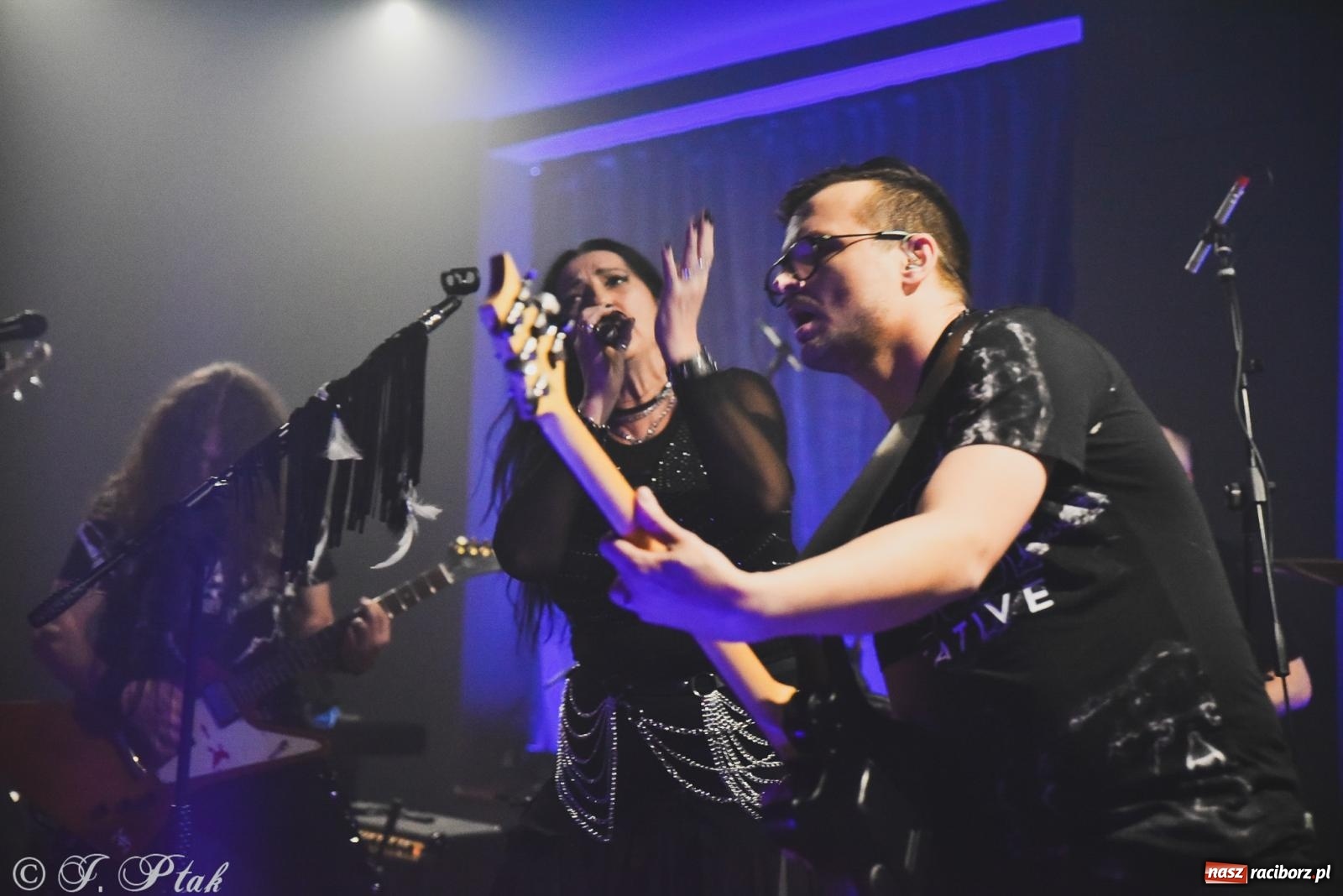 Zdjęcie w galerii na portalu naszraciborz.pl: Rockowe brzmienia w Raciborzu. Fantom zagrał w Tęczowej wiadomości z regionu